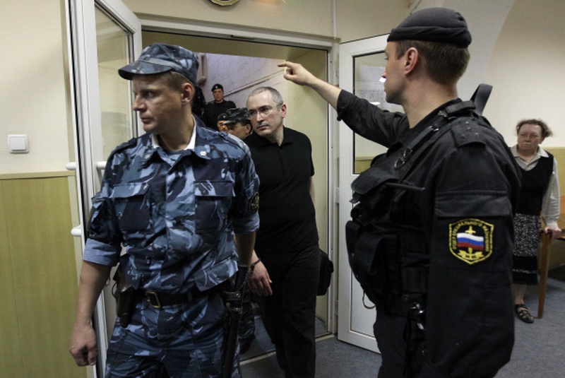 Сотрудники правоохранительных органов сопровождают Михаила Ходорковского (в центре) в здании Басманного суда. ©РИА Новости