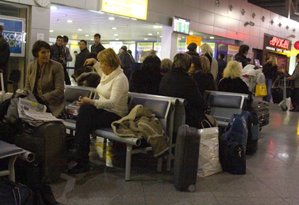Пассажиры в аэропорту Алматы в ожидании задержанного рейса. ©Владимир Дмитриев