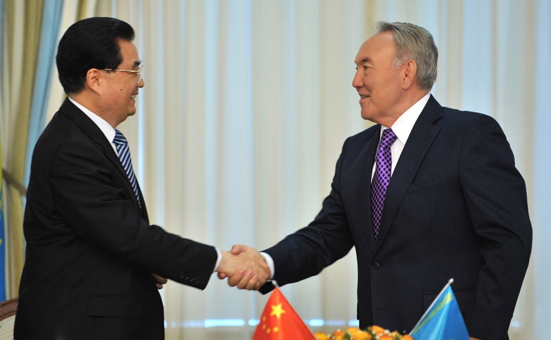 Президент РК Нурсултан назарбаев и Председатель КНР Ху Цзинтао (слева). Фото с сайта akorda.kz