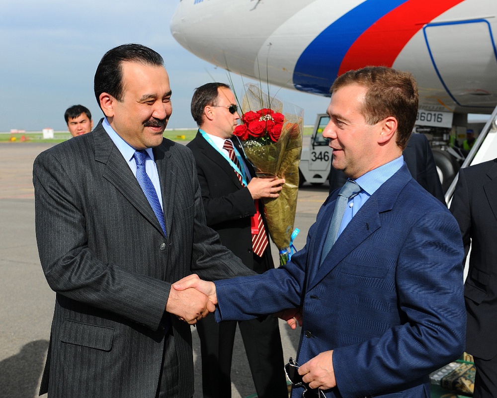 Премьер-министр Казахстана Карим Масимов встретил Президента России Дмитрия Медведева в аэропорту Астаны. Фото с сайта flickr.com