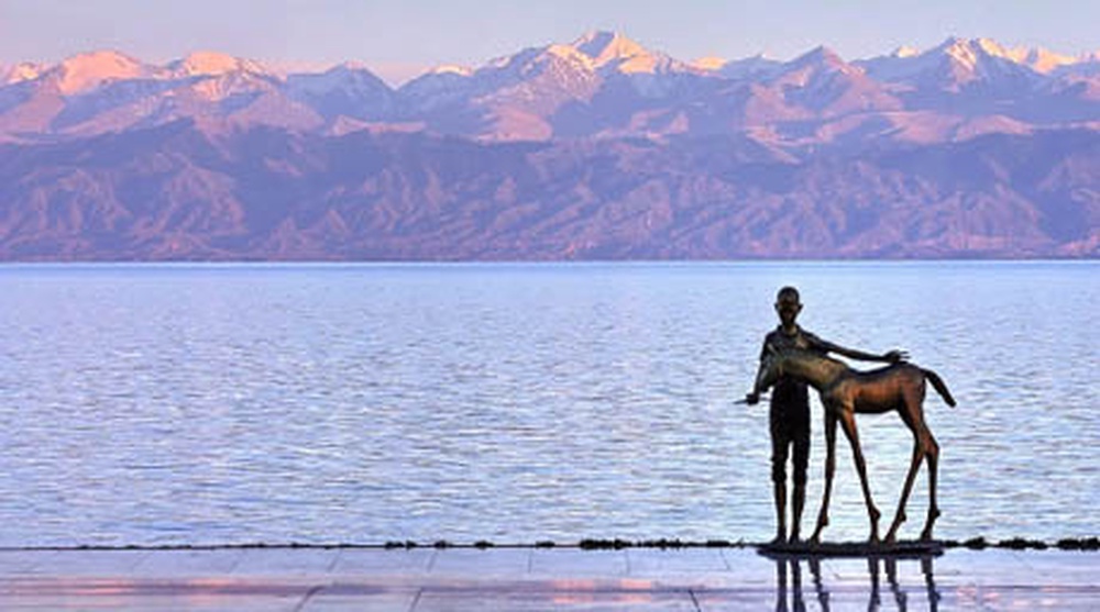 Скульптурная группа на побережье озера Иссык-куль. ©РИА Новости