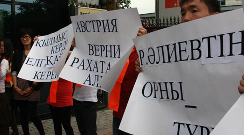 Митинг в Алматы с требованием экстрадировать Рахата Алиева. Фото Роза Есенкулова