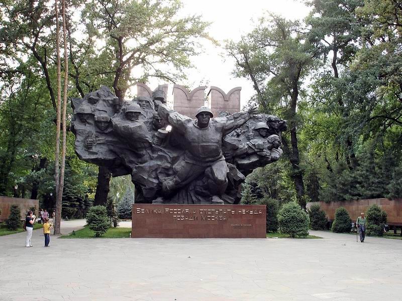 Мемориал памяти героям-панфиловцам в парке имени 28-ми гвардейцев-панфиловцев в Алматы