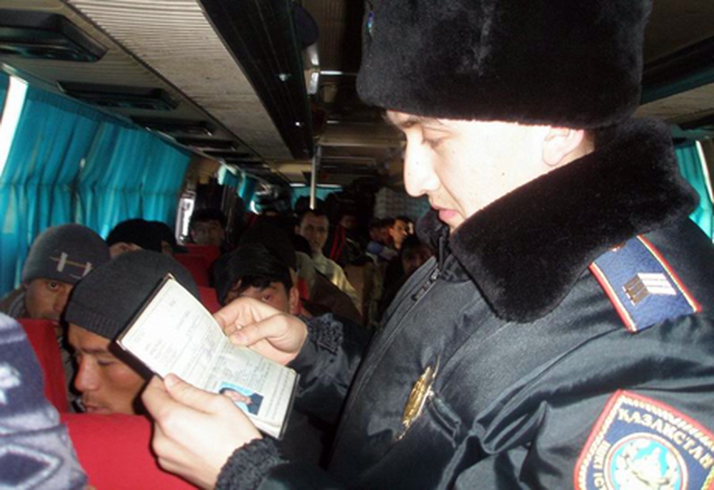 Паспортный контроль на границе РК. Фото с сайта vesti.kz