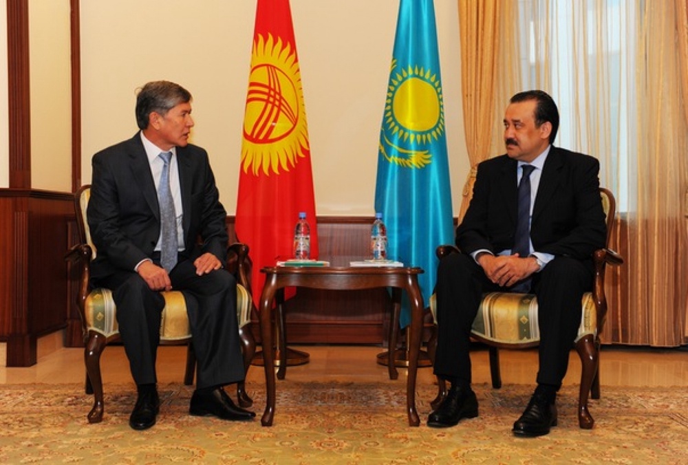 Премьер-министр Кыргызстана Алмазбек Атамбаев и премьер-министр Казахстана Карим Масимов. Фото с сайта facebook.com