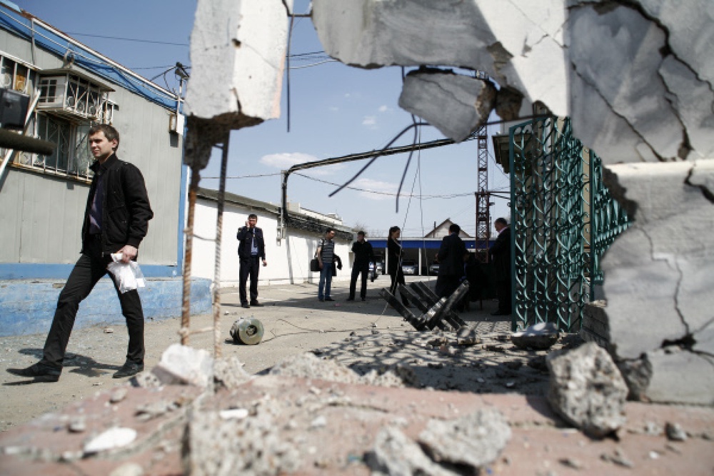 Экспертная комиссия работает на месте взрыва, который прогремел у здания волгоградского ГИБДД. ©РИА Новости
