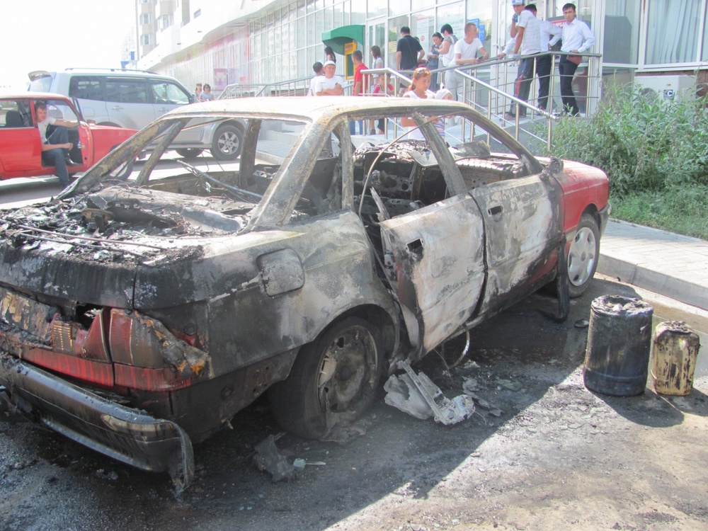 Автомобиль Audi сгорел возле здания ЦОНа района "Есиль"