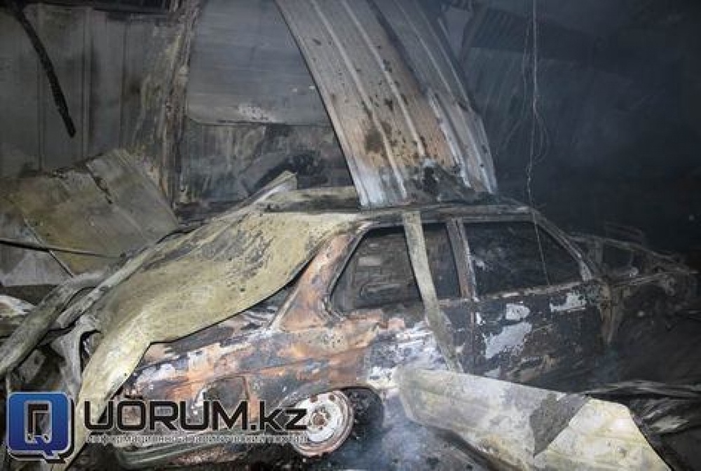 Огонь уничтожил три машины. Фото с сайта quorum.kz