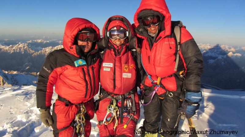 Максут Жумаев, Герлинда Кальтенбруннер и Василий Пивцов на вершине. ©National Geographic\Maxut Zhumayev