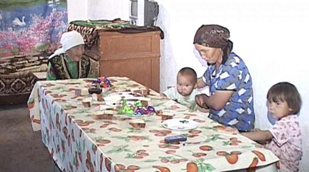 Нурхия Жаксыбаева (слева) вместе с младшей дочерью живет в маленьком саманном доме. Кадр Телеканала СТВ