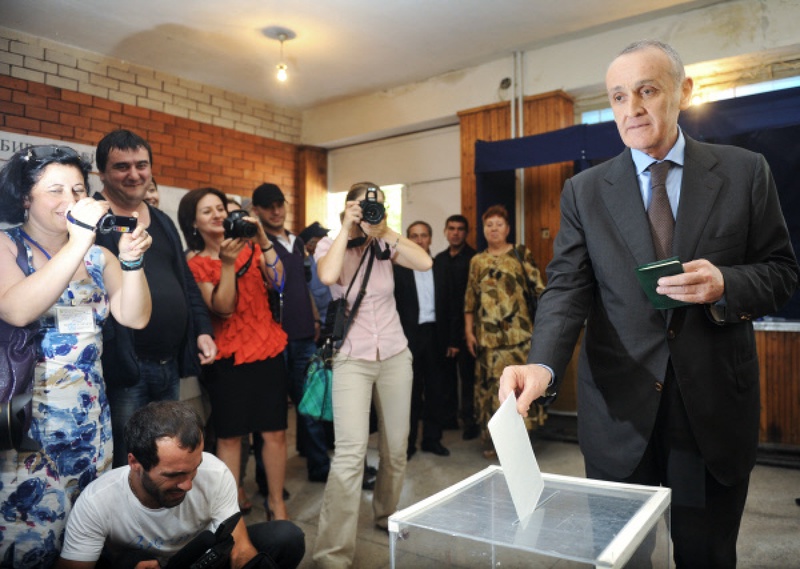 Александр Анкваб принимает участие в голосовании на избирательном участке. Фото ©РИА Новости