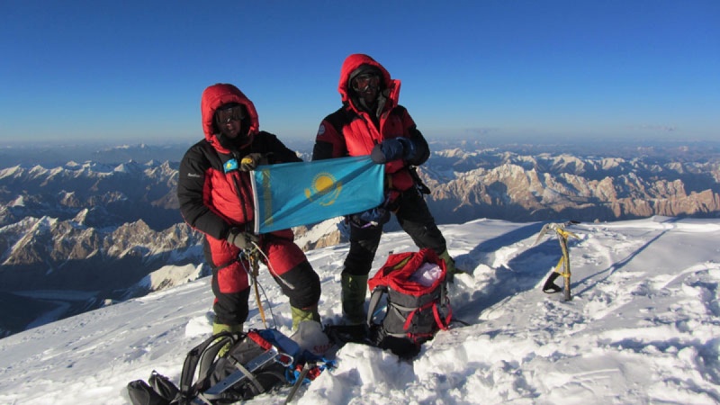 Максут Жумаев и Василий Пивцов на вершине. ©National Geographic\Maxut Zhumayev