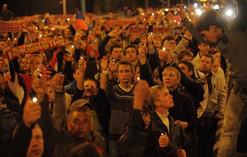 Жители Ярославля проводят шествие по улицам города в память о погибших хоккеистах "Локомотива". ©РИА Новости