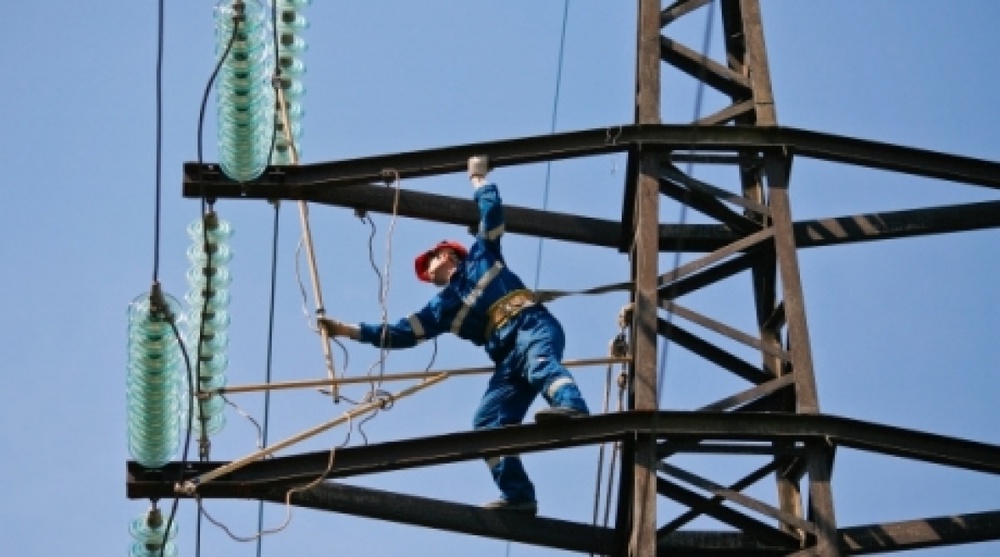 Монтажник проводит плановый ремонт на линии электропередач. ©РИА Новости