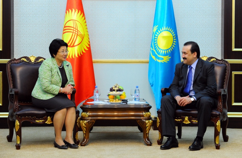 Премьер-министр Казахстана Карим Масимов и Президент Кыргызстана Роза Отунбаева. ©РИА НОВОСТИ