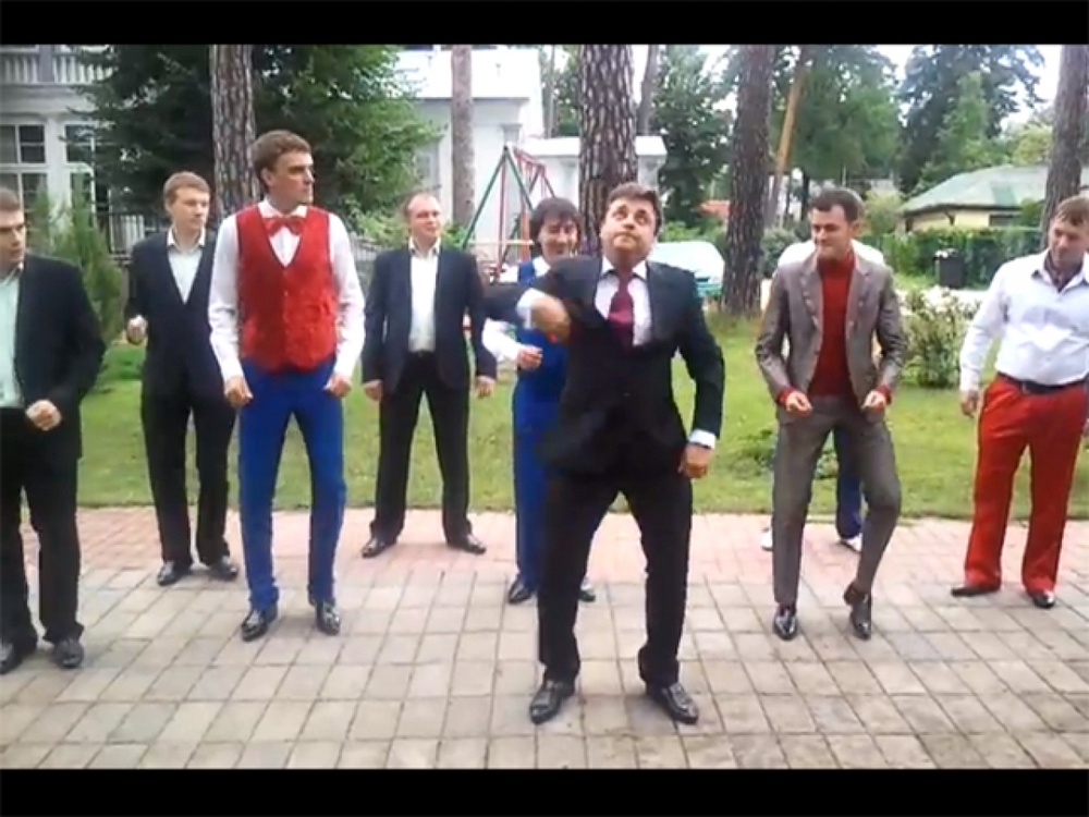 Кадр видеоролика с пародией на танец Дмитрия Медведева. 