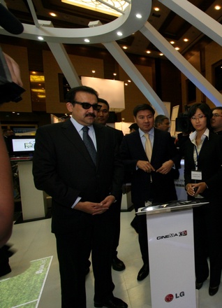 Премьер-министр Казахстана Карим Масимов оценил возможности нового 3D-телевизора LG. Фото ©LG