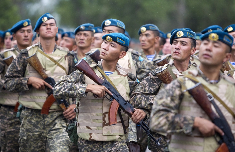 Солдаты казахстанской армии. ©REUTERS/Shamil Zhumatov