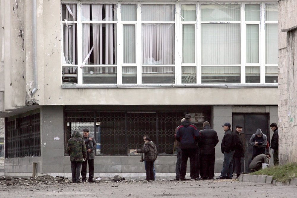 Сотрудники правоохранительных органов Киргизии на месте теракта у Дворца спорта в Бишкеке. Фото ©РИА НОВОСТИ