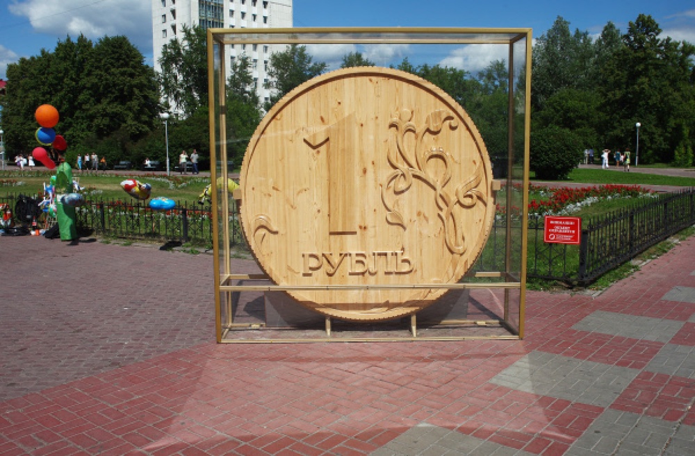 Деревянный рубль. Фото ©РИА НОВОСТИ