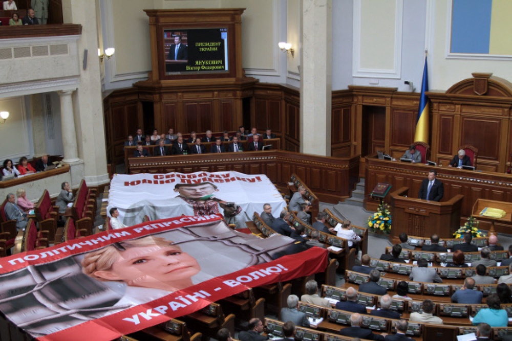 Растяжки с портретами бывшего премьер-министра Украины Юлии Тимошенко на открытии сессии Верховной Рады. Фото ©РИА НОВОСТИ