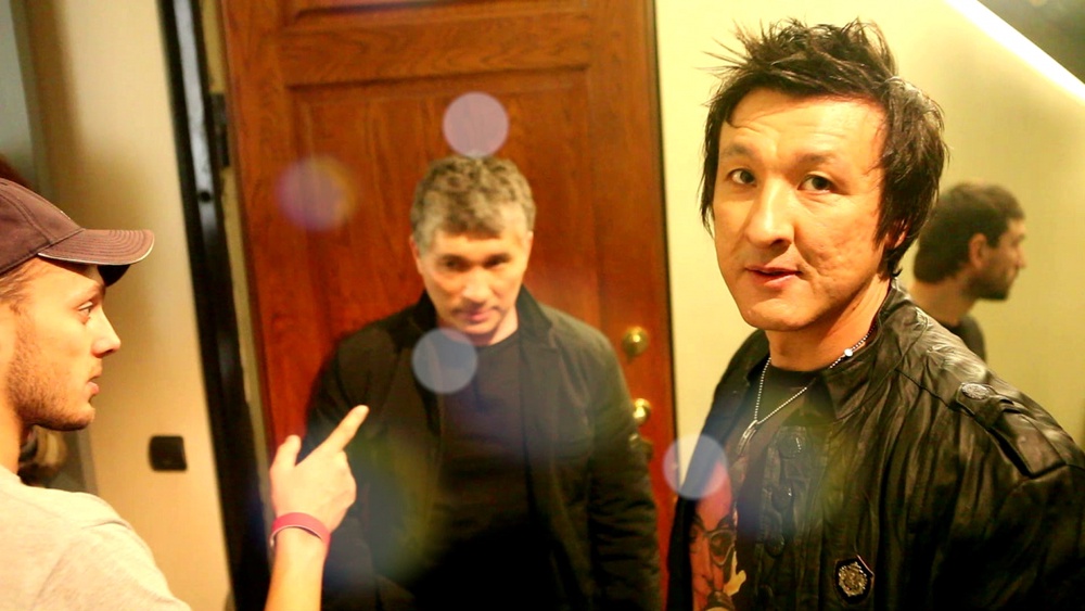 Лидер группы Motor-Roller Ильяс Аутов на съемках клипа на песню "Бумажный человек"