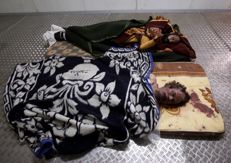 Тело убитого Муамара Каддафи и его сына Муатасема. Фото REUTERS/Saad Shalash