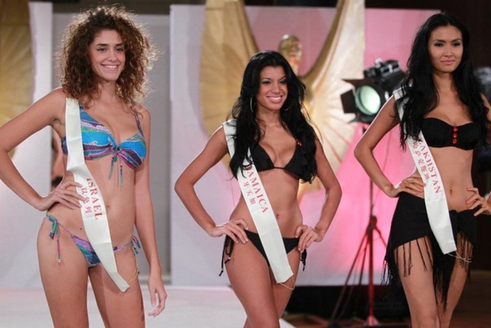 "Мисс Казахстан" крайняя справа. © Copyright Miss World LTD