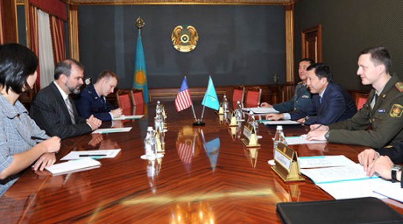 Министр обороны РК Адильбек Джаксыбеков встретился с Послом США в Казахстане Кеннетом Дж.Фэйрфаксом. Фото с сайта mod.gov.kz
