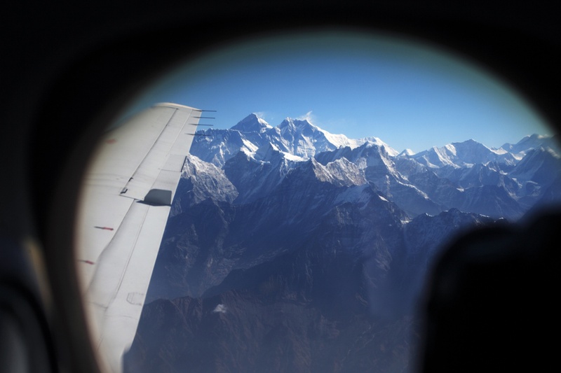Вид на Эверест из иллюминатора самолета. Фото ©REUTERS
