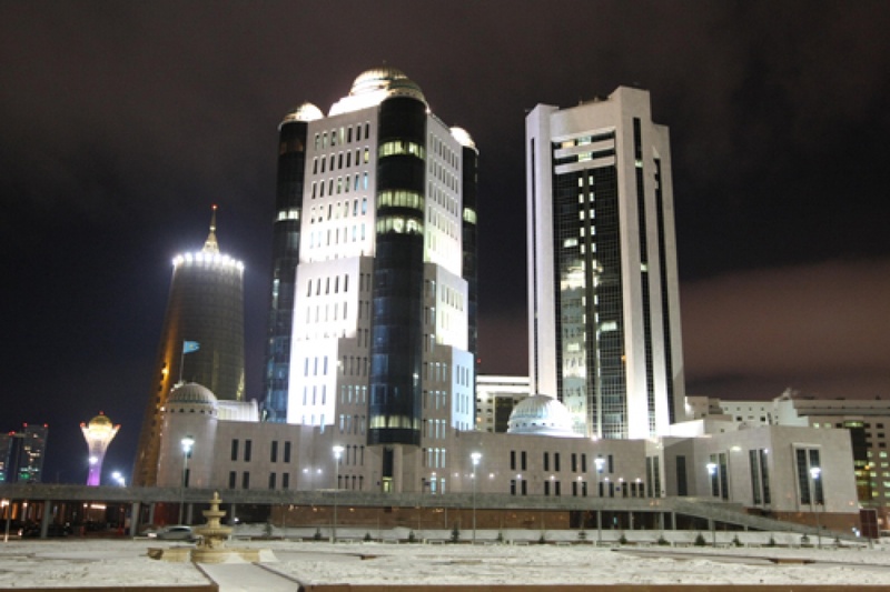 Общий вид зданий Сената и Мажилиса Парламента Республики Казахстан (ночью). Фото с сайта hozu.parlam.kz