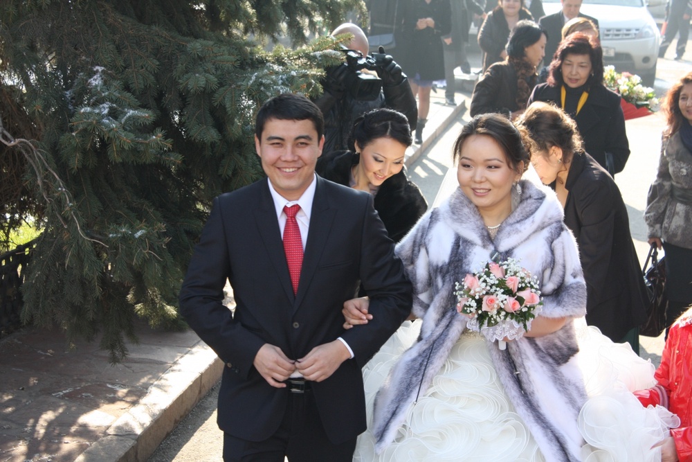 Ержан и Назима торопятся зарегистрировать брак в 11 часов 11 минут. ©Дмитрий Хегай