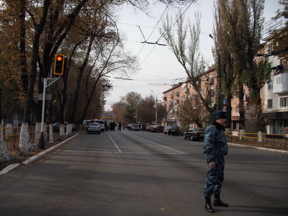 Место взрыва в Таразе. Перекресток улиц Абая и Казыбек би. ©Денис Храмов