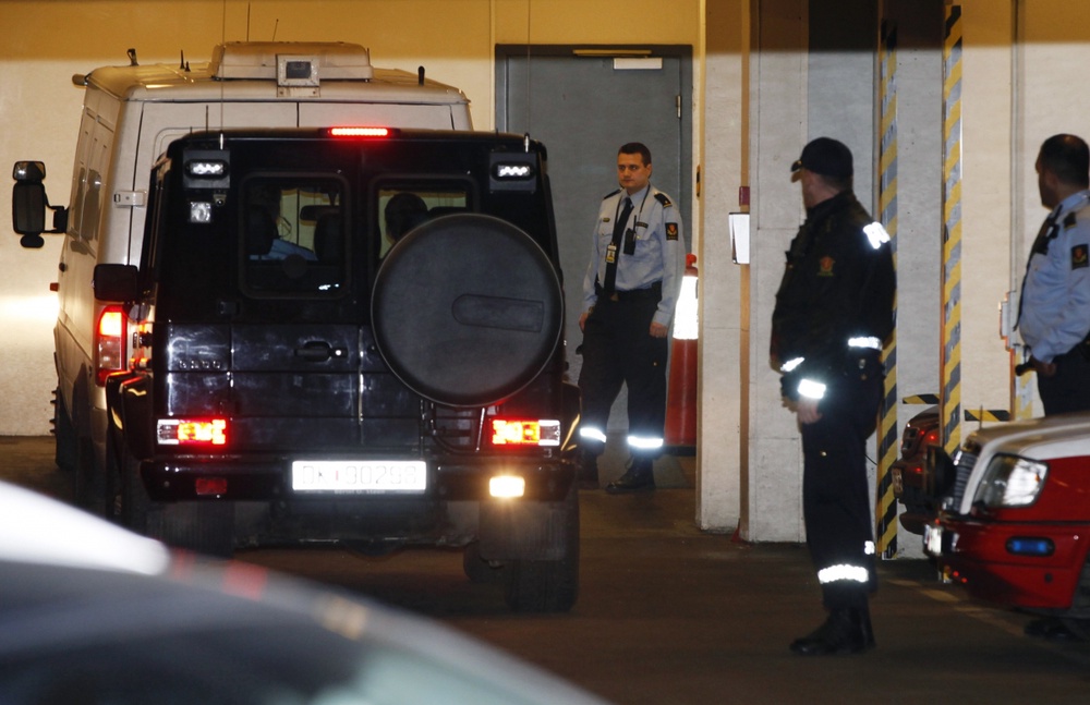 Брейвика эскортируют в здание суда. Фото REUTERS/Scanpix Norway©