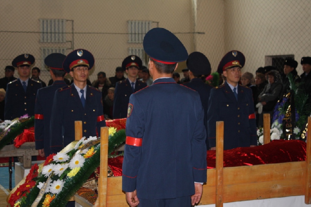 Прощание с погибшими полицейскими. Фото ©Данияр Бозов