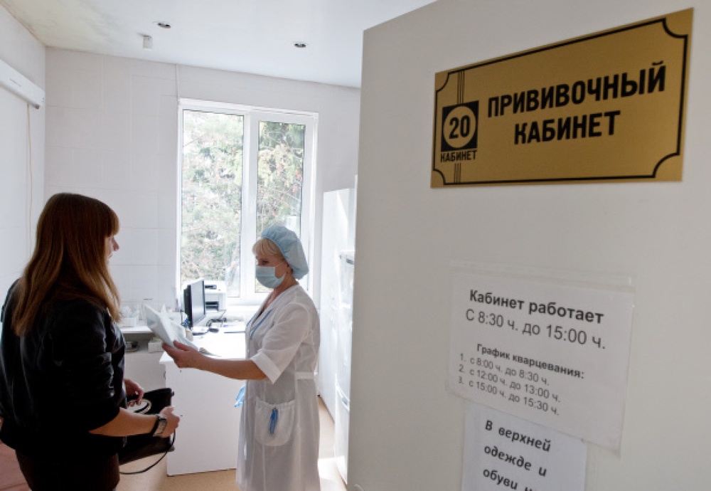 Пациентка входит в процедурный кабинет для получения прививки. Фото РИА Новости©