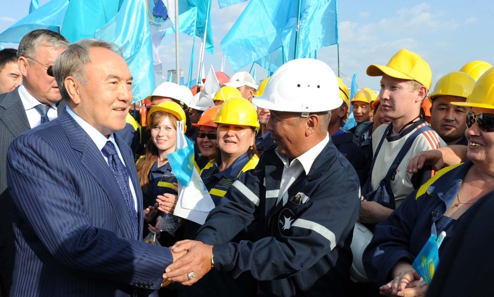 Нурсултан Назарбаев на встрече с рабочими. Фото Болат Отарбаев©