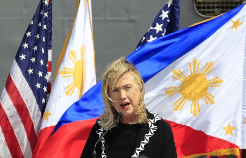 Госсекретарь США Хиллари Клинтон выступает на эсминце "Фицджеральд" в Маниле. Фото ©REUTERS