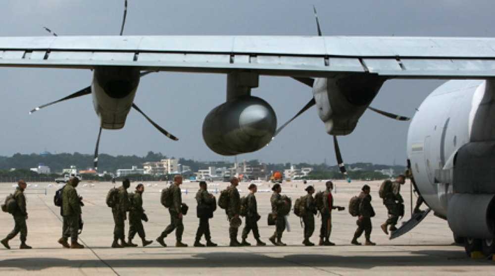 Солдаты США заходят в транспортный самолет. Фото ©REUTERS