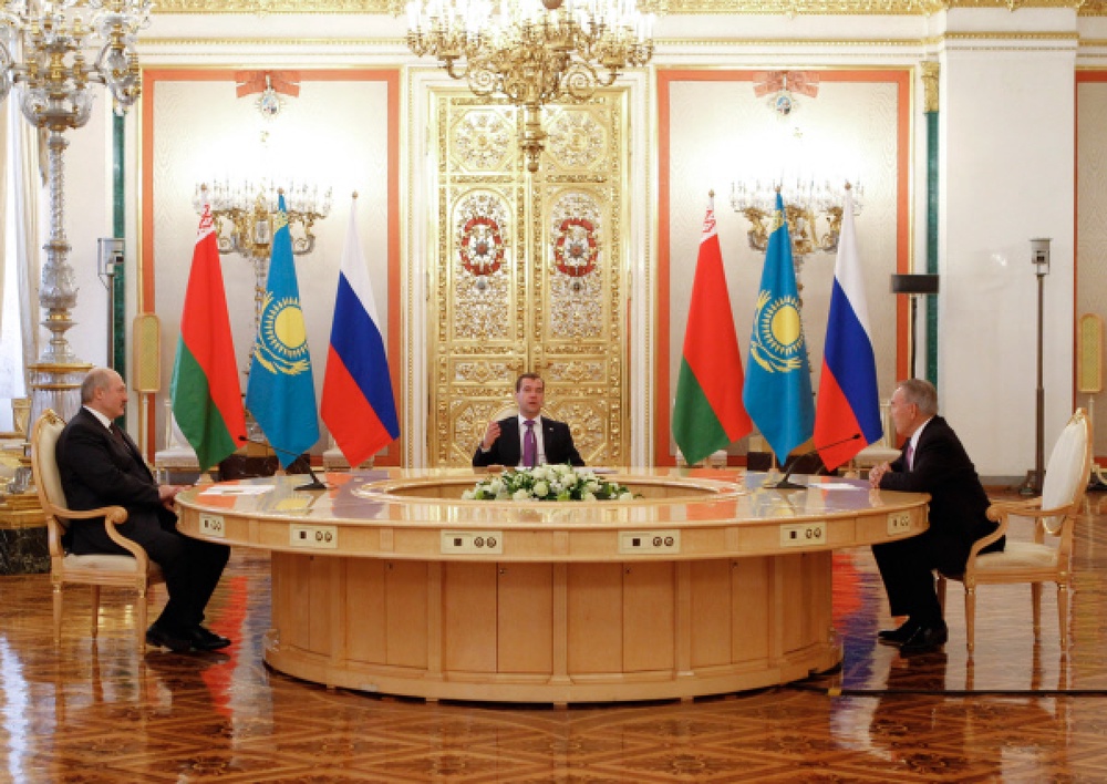 Президент Казахстана Нурсултан Назарбаев, Президент России Дмитрий Медведев и Президент Беларуси Александр Лукашенко (справа налево) во время трехсторонней встречи в Кремле. Фото ©РИА НОВОСТИ