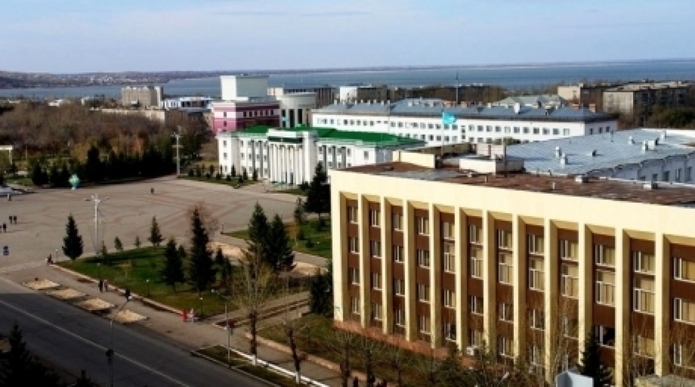 Кокшетауский городской акимат (здание на втором плане)