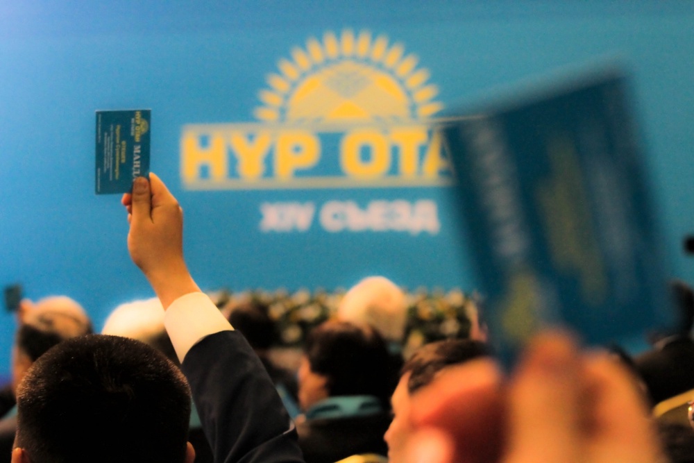 На XIV съезде "Нур Отан" голосует за список кандидатов в депутаты нижней палаты парламента