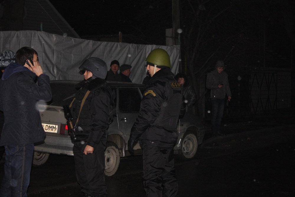 Полицейские в бронежилетах оцепили район за 500 метров. Фото ©Дмитрий Хегай