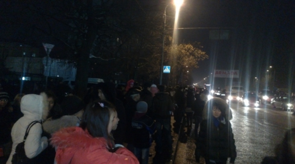 Эвакуированные люди из ТД "Максима". Фото пользователя Twitter Gulnara_Mu