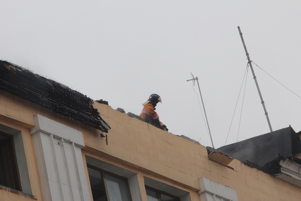 Пожарные работают на крыше здания. Фото Дмитрий Хегай©