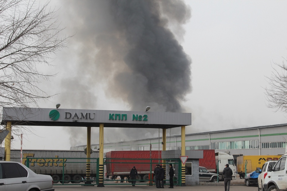 В Алматинской области горят склады "Даму". Фото Дмитрий Хегай©
