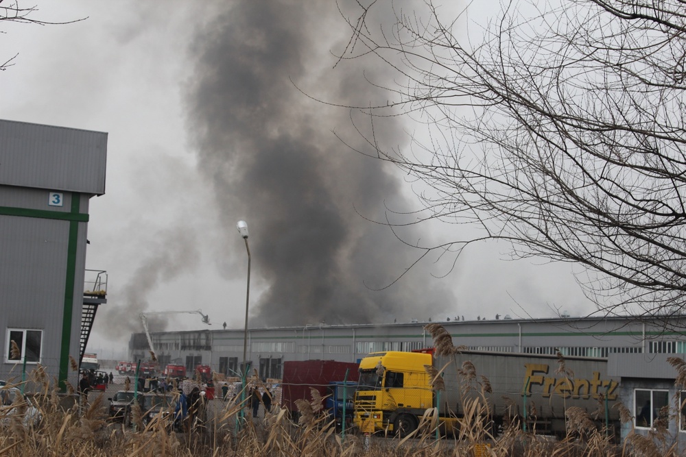 В Алматинской области горели склады логистического центра "Даму". Фото Дмитрий Хегай©