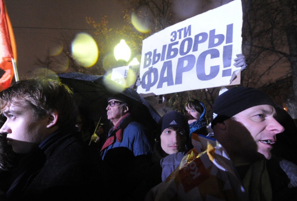 Сторонники оппозиции проводят митинг против фальсификаций на прошедших парламентских выборах. Фото РИА Новости