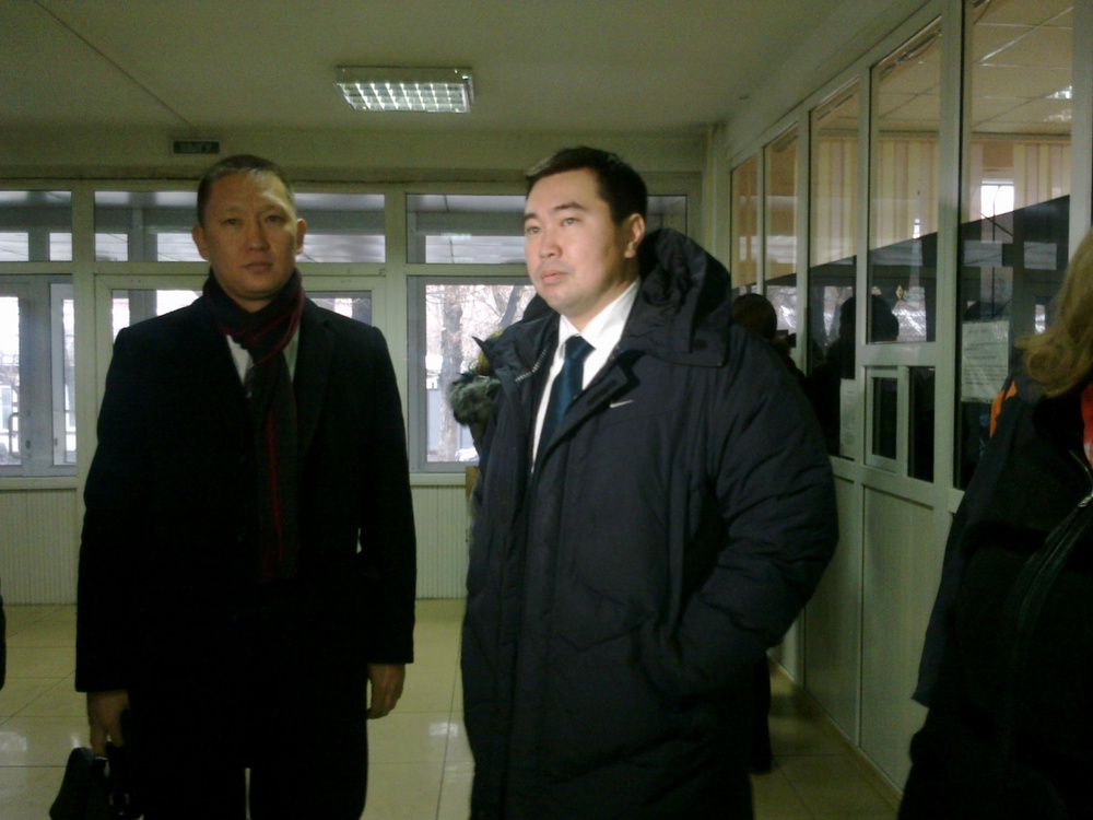 Танирберген Бердонгаров с адвокатом. Фото Роза Есенкулова/Tengrinews