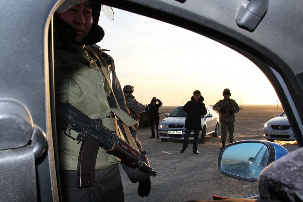Полиция проверяет каждую машину.Фото Максим Попов ©